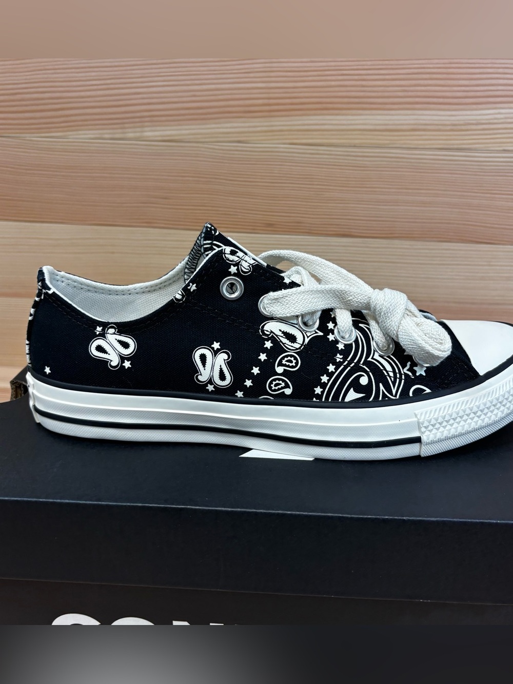 Converse Chuck Taylor All Star Low ‘Paisley’ A15812F Woman’s Sz 8.5
